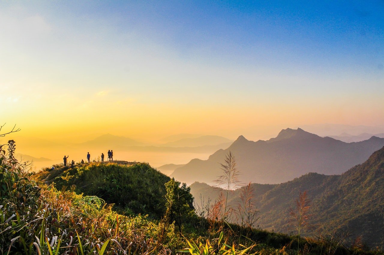 Réalisations Photo Of People Standing On Top Of Mountain Near Grasses 733162